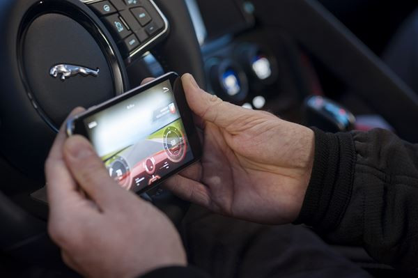 L'application ReRun crée des vidéos associées aux données de la Jaguar F-Type