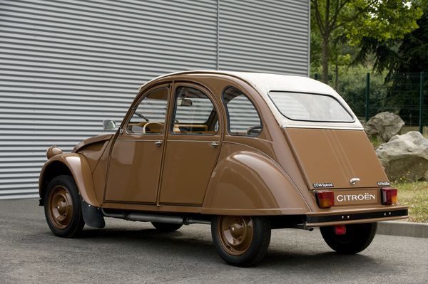 La 2 CV fête ses 60 ans en tenue Hermès