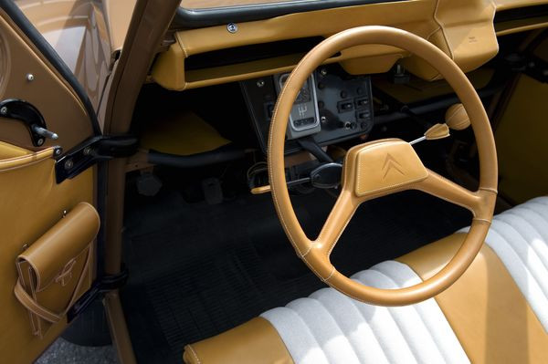 La 2 CV fête ses 60 ans en tenue Hermès