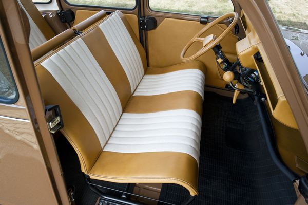 La 2 CV fête ses 60 ans en tenue Hermès