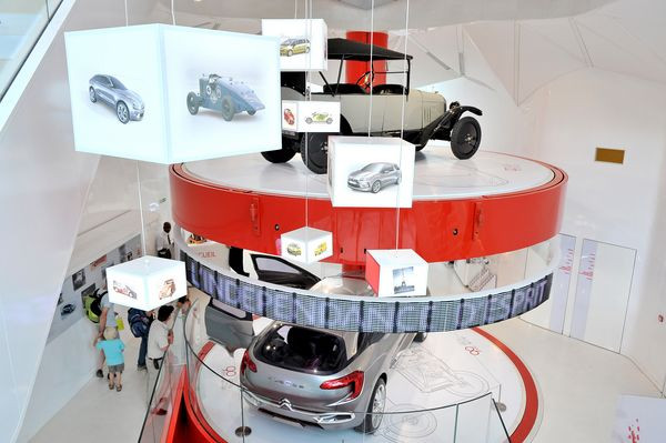 Citroën met en scène 90 ans de son histoire au 42 Champs-Elysées