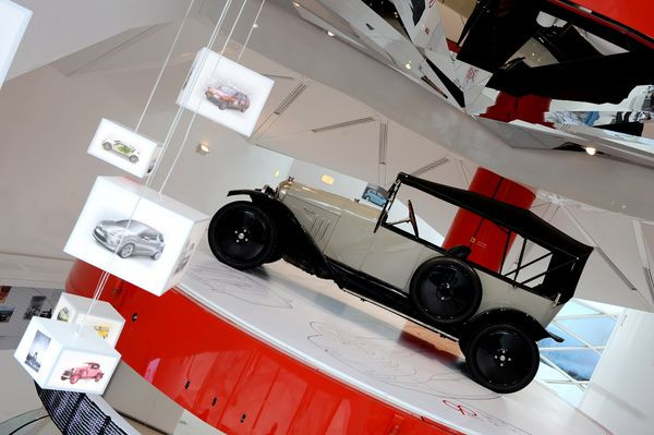 Citroën met en scène 90 ans de son histoire au 42 Champs-Elysées