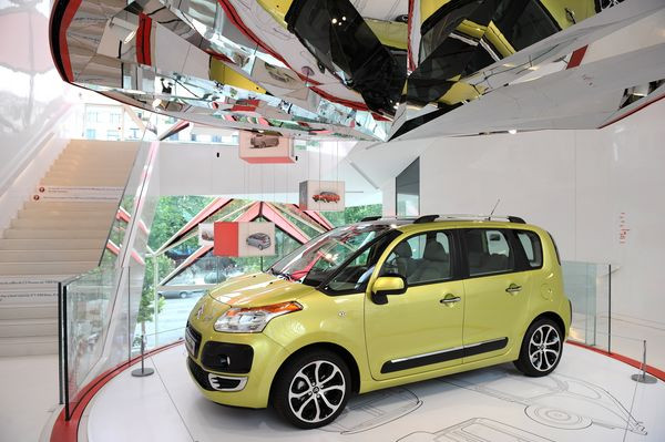 Citroën met en scène 90 ans de son histoire au 42 Champs-Elysées