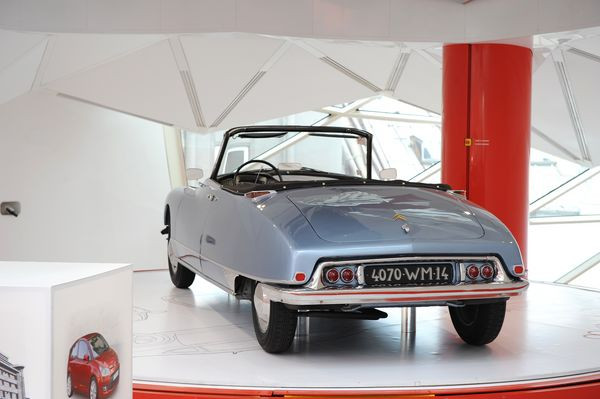 Citroën met en scène 90 ans de son histoire au 42 Champs-Elysées