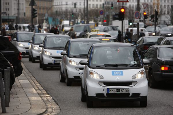 Mercedes et Europcar lancent le concept de mobilité urbaine car2go à Hambourg