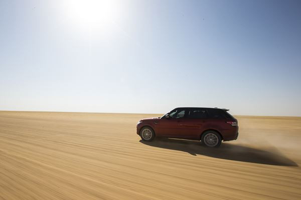 Le Range Rover Sport relève les défis du désert en un temps record