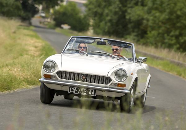 Le Fiat 124 Spider fête ses cinquante ans