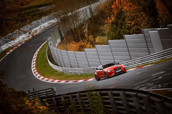 La Jaguar XE SV Project 8 boucle la Nordschleife du Nürburgring en 7 min et 21,2 sec