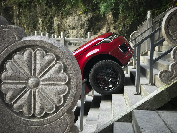 Le Range Rover Sport hybride rechargeable gravit les 999 marches d’un escalier à 45°