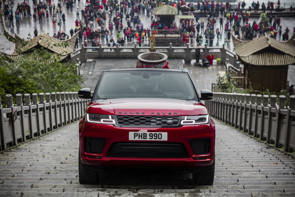 Le Range Rover Sport hybride rechargeable gravit les 999 marches d’un escalier à 45°