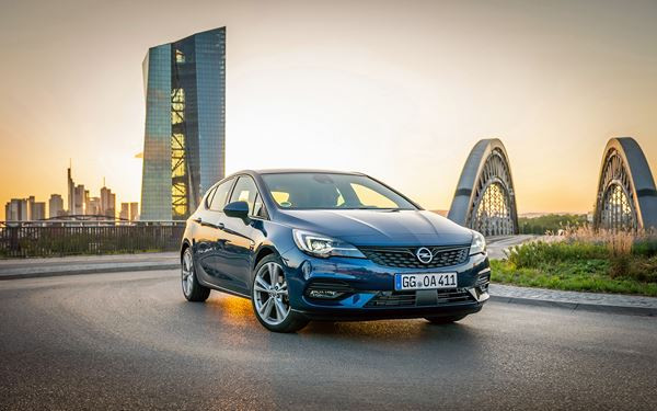 La berline compacte Opel Astra célèbre ses 30 ans