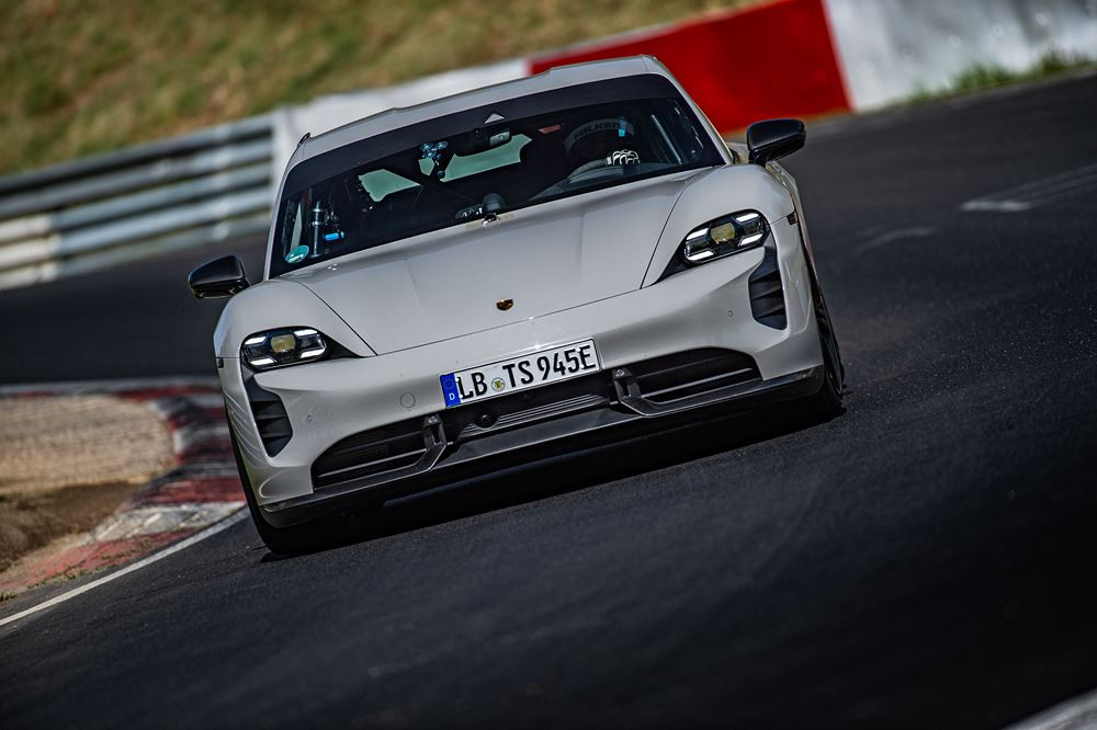La Porsche Taycan électrique effectue la Nordschleife du Nürburgring en sept minutes et 33 secondes
