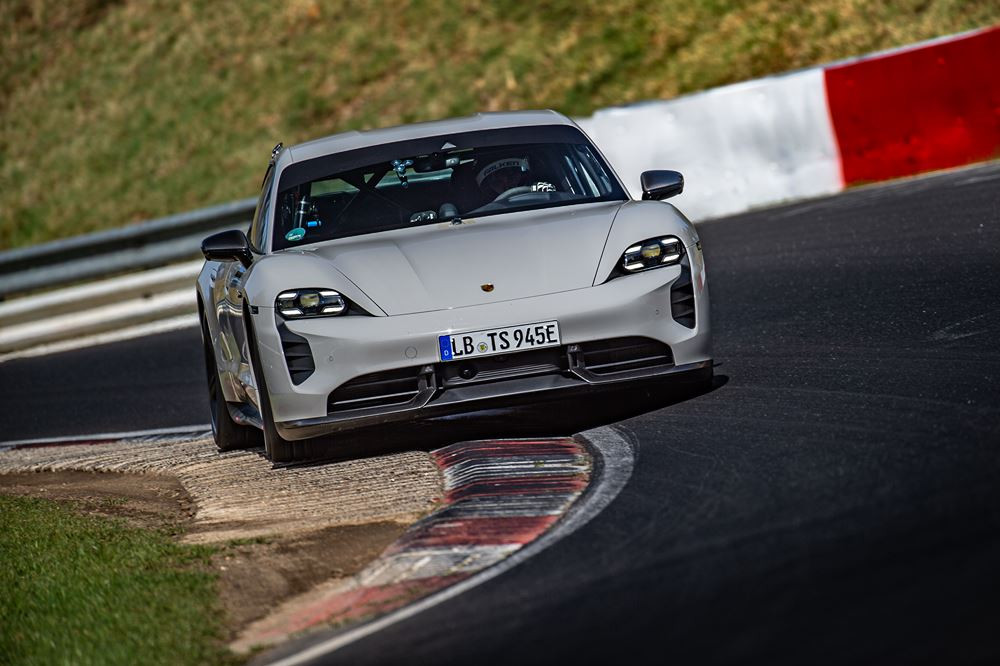 La Porsche Taycan électrique effectue la Nordschleife du Nürburgring en sept minutes et 33 secondes