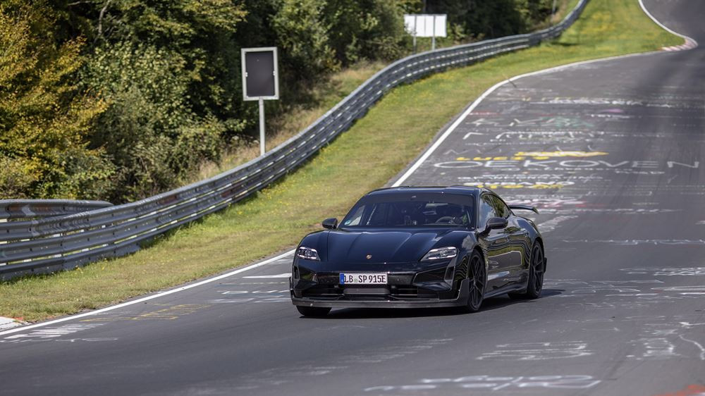 Un Porsche Taycan de présérie parcourt la Boucle Nord du Nürburgring en 7:07,55 minutes
