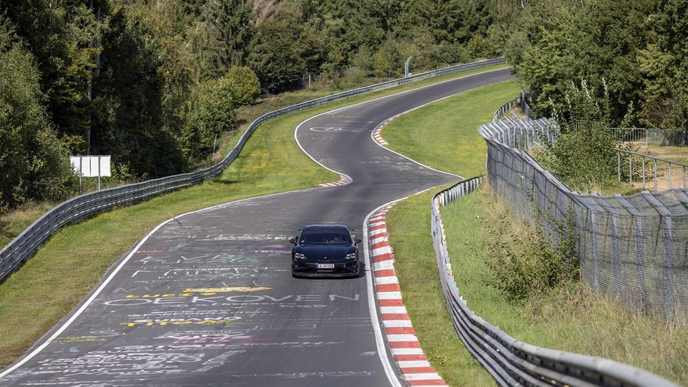 Un Porsche Taycan de présérie parcourt la Boucle Nord du Nürburgring en 7:07,55 minutes
