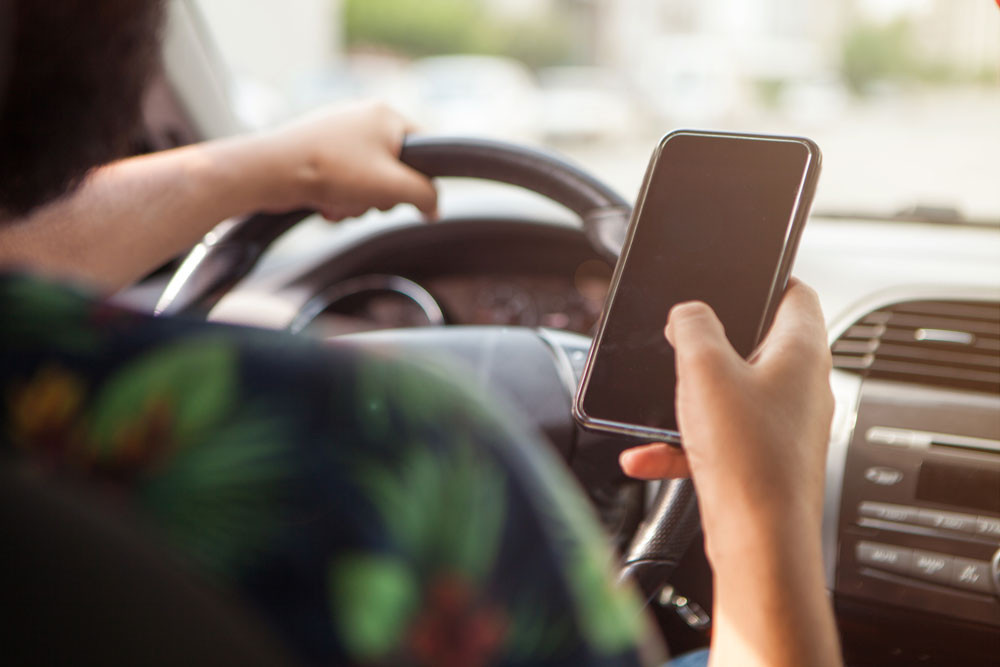 Près de 80% des automobilistes utilisent leur téléphone portable en conduisant en 2023