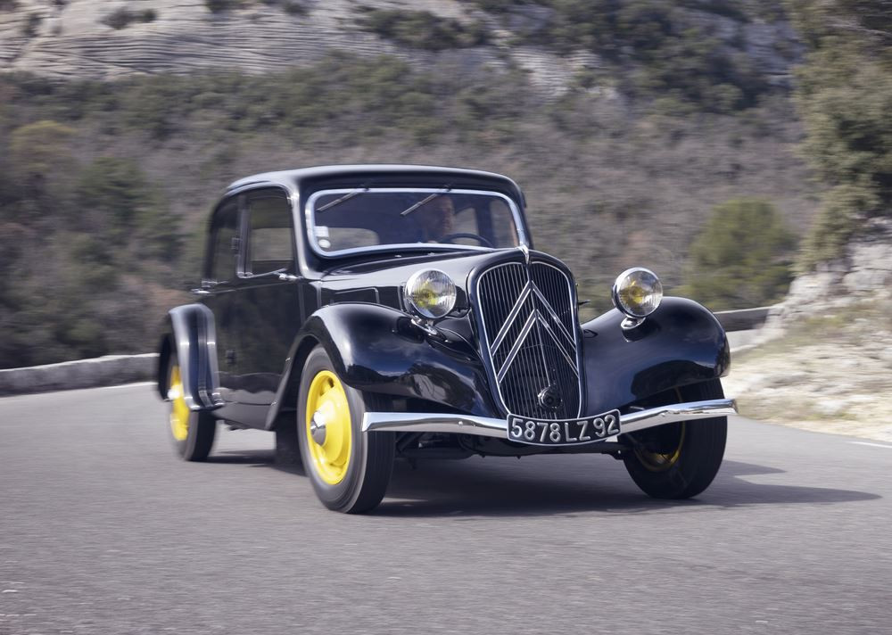La Traction Avant de Citroën a ouvert la voie à l'automobile moderne avec le principe de roues avant motrices et directrices