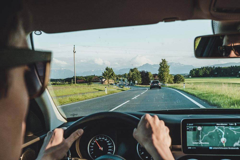 La voiture est le moyen de transport indémodable et préféré des Français pour les vacances d'été 2024