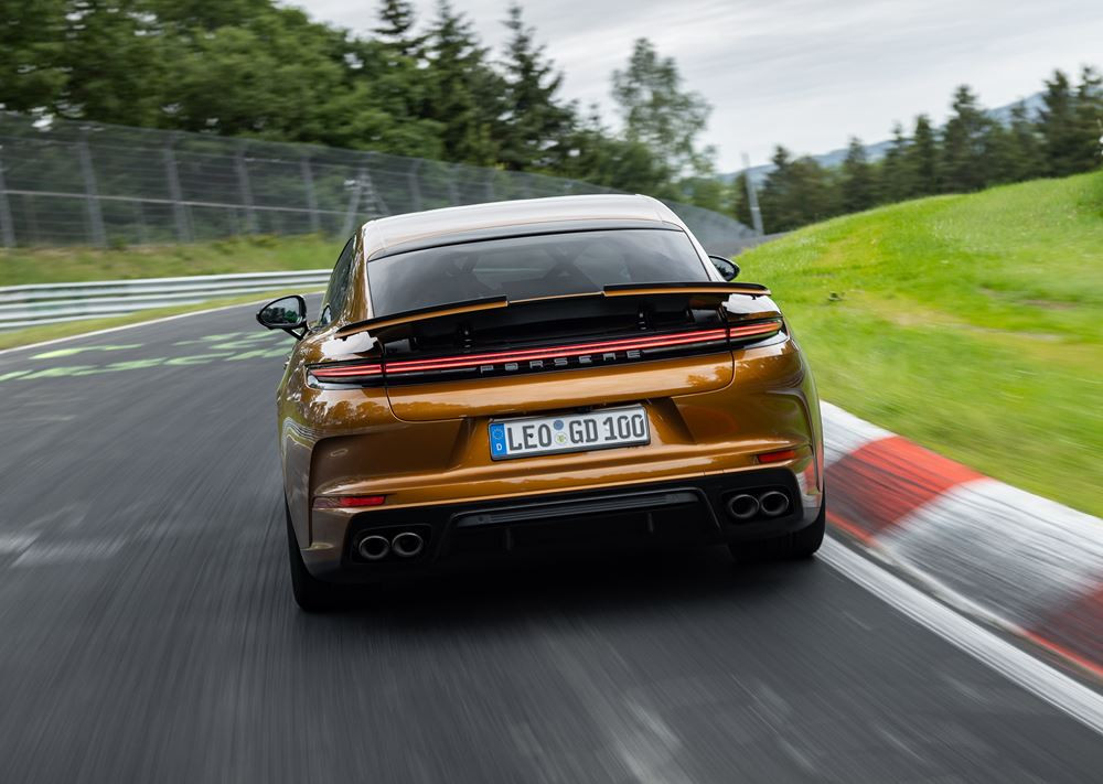 La Porsche Panamera établit un temps record de 7:24,17 minutes sur la Nordschleife du Nürburgring