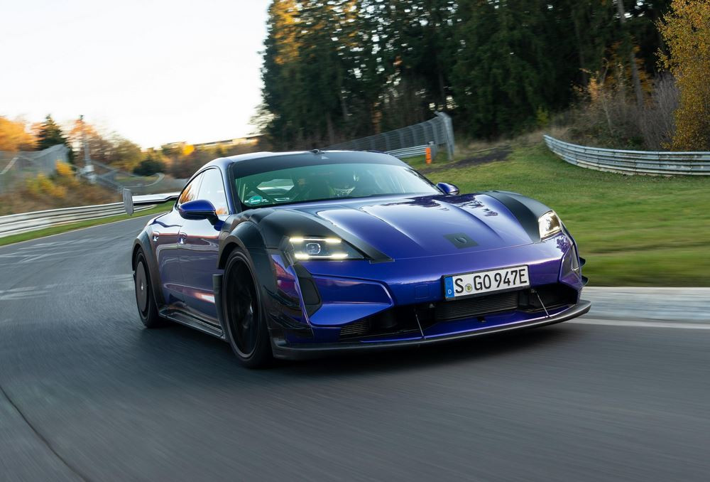 Le Porsche Taycan Turbo GT équipé du Kit Manthey établit un record sur la Nordschleife en 06:55,533 minutes