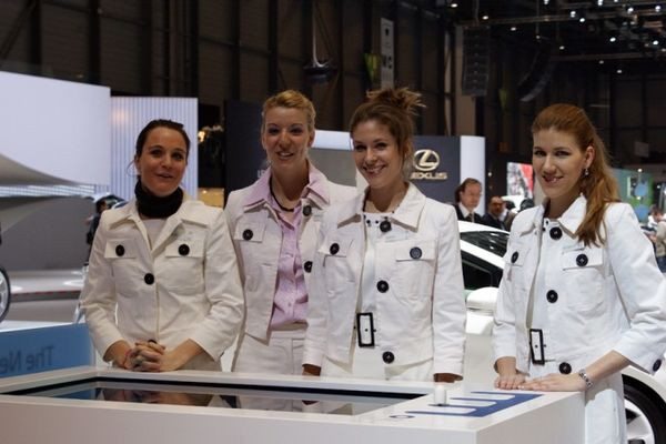 Le salon de Genève au travers de ses hôtesses
