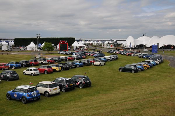 25 000 fans de MINI à Silverstone pour les 50 ans de la marque !