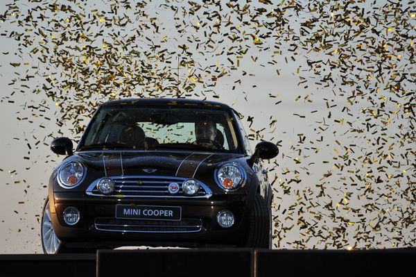 25 000 fans de MINI à Silverstone pour les 50 ans de la marque !