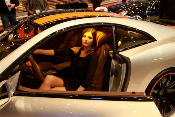 Le 80ème salon de l'automobile de Genève au travers de ses hôtesses