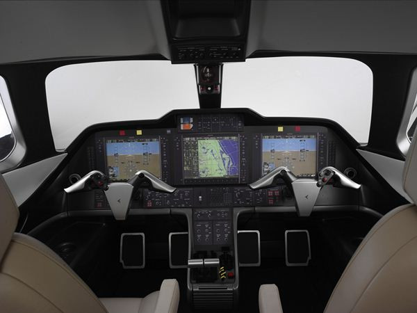 Le studio de design de BMW DesignworksUSA dessine le poste de pilotage de jets d’Embraer