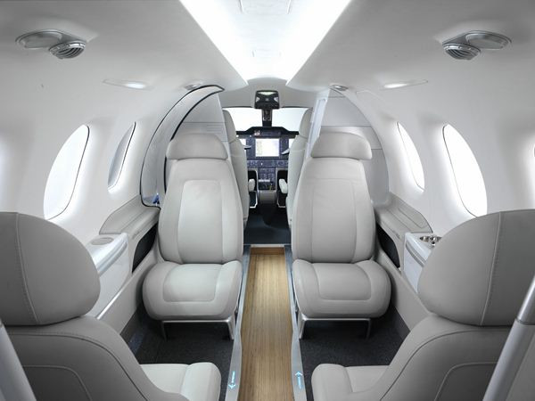 Le studio de design de BMW DesignworksUSA dessine le poste de pilotage de jets d’Embraer