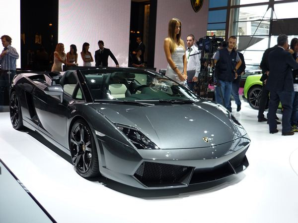 Le Mondial de l'Automobile de Paris au travers de ses hôtesses
