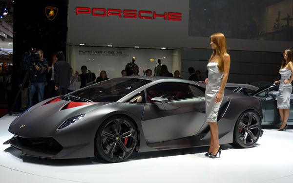 Le Mondial de l'Automobile de Paris au travers de ses hôtesses