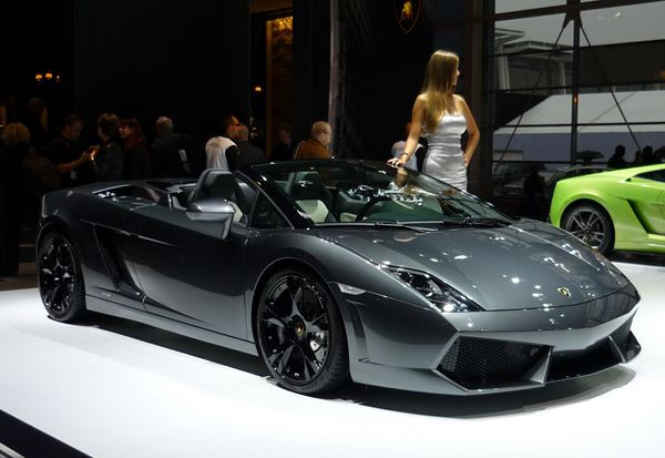 Le Mondial de l'Automobile de Paris au travers de ses hôtesses