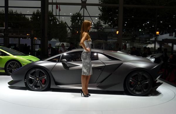 Le Mondial de l'Automobile de Paris au travers de ses hôtesses