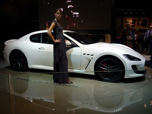 Le Mondial de l'Automobile de Paris au travers de ses hôtesses