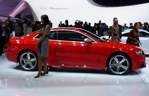 Le Mondial de l'Automobile de Paris au travers de ses hôtesses