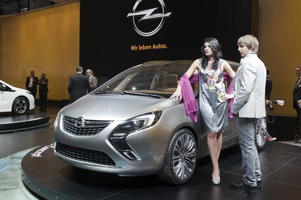 Le 81ème salon de l'automobile de Genève au travers de ses hôtesses