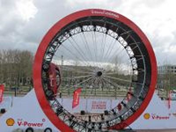 Un looping en Fiat 500 à 11 mètres de hauteur aux Pays-Bas