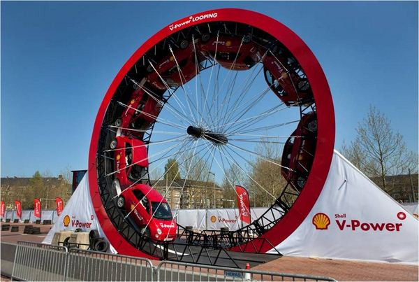 Un looping en Fiat 500 à 11 mètres de hauteur aux Pays-Bas