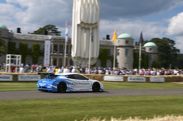 La Nissan Leaf s'offre des tours de circuit de Goodwood en marche arrière