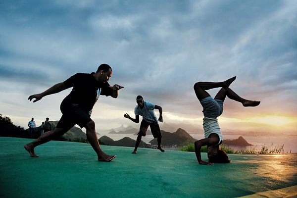 Pirelli présente le Calendrier 2013 réalisé par Steve McCurry dans les rues et les favelas de Rio