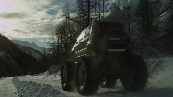 Une Fiat Panda Monster Truck haute de 390 cm et dotée de roues de 150 cm