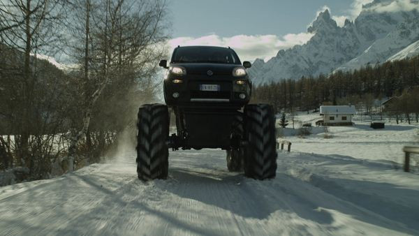Une Fiat Panda Monster Truck haute de 390 cm et dotée de roues de 150 cm