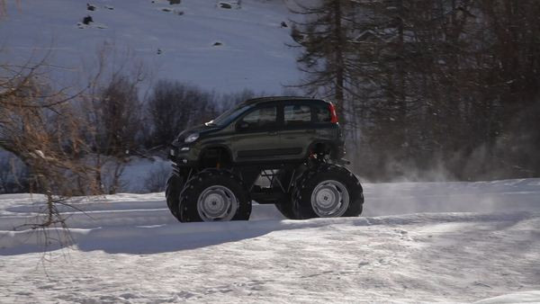 Une Fiat Panda Monster Truck haute de 390 cm et dotée de roues de 150 cm