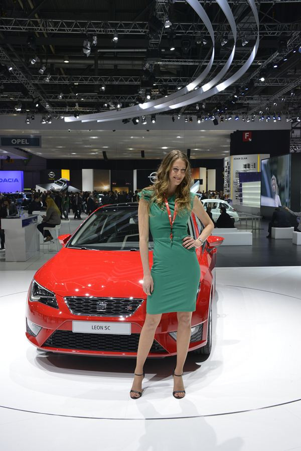 Le 83ème salon international de l'automobile de Genève au travers de ses hôtesses