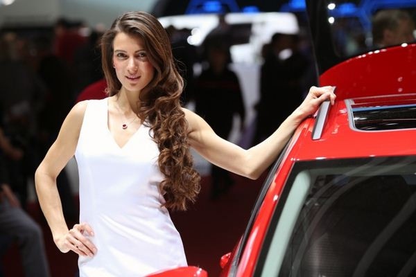 Le 83ème salon international de l'automobile de Genève au travers de ses hôtesses