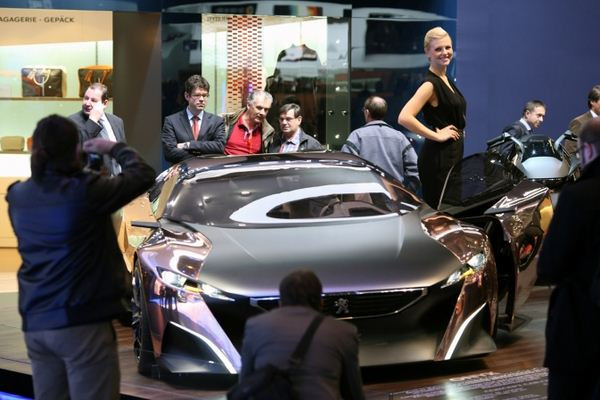 Le 83ème salon international de l'automobile de Genève au travers de ses hôtesses