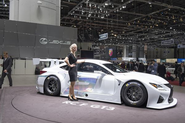 Le 84ème salon international de l'automobile de Genève au travers de ses hôtesses