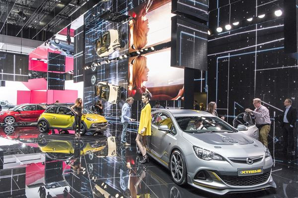 Le 84ème salon international de l'automobile de Genève au travers de ses hôtesses
