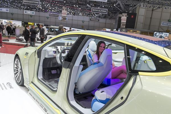 Le 84ème salon international de l'automobile de Genève au travers de ses hôtesses